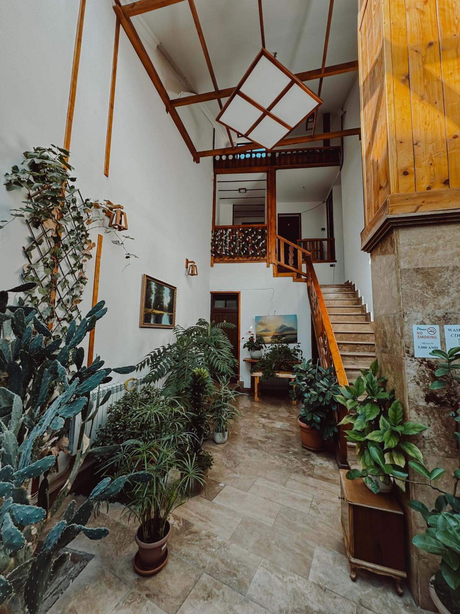 Yerevan Hotel Buitenkant foto